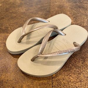 3 FOR $30 - EUC Sand/Light Gold Havaianas Slim Flip Flops - Size 25-26 (US 10C)